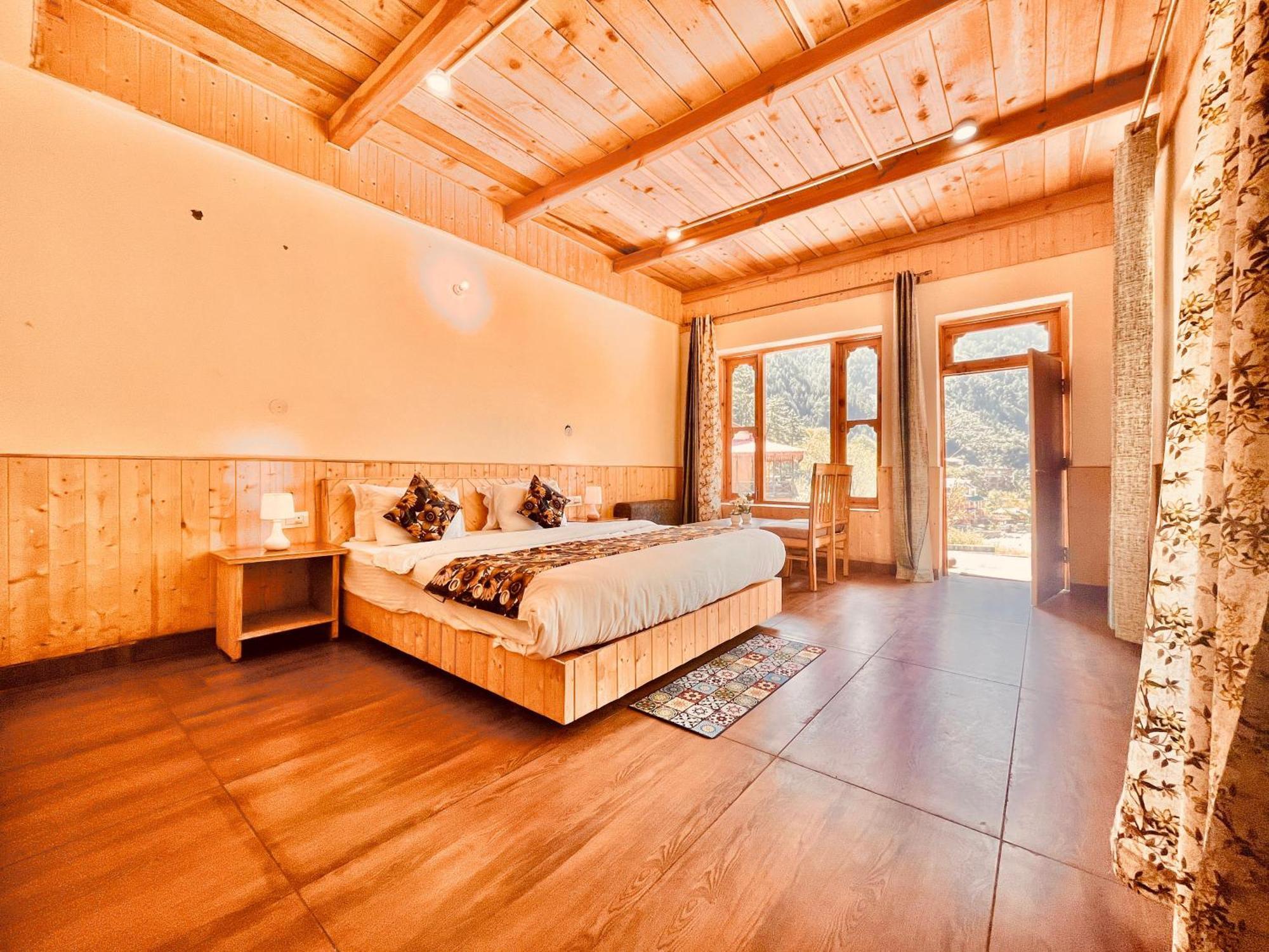 Himalayan River Resort, - #riverside # Private Parking # Scenic River & Mountain View # Open Cafe # Spacious Hotel 3*